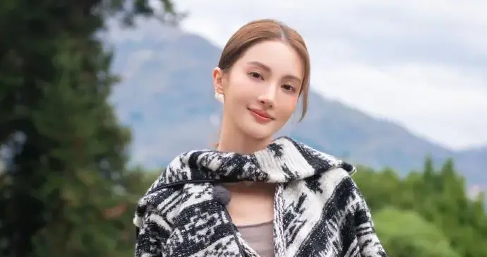 34岁金晨增肥后美得更高级！穿提花外套+围巾+牛仔裤，洋气又时髦