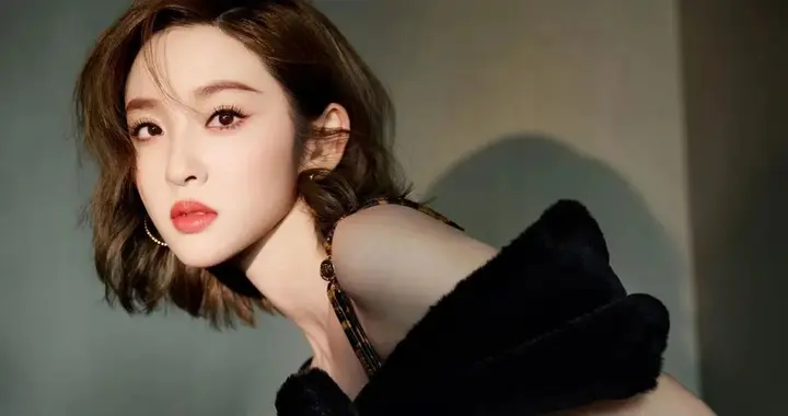 唐艺昕 | 这双腿又细又直，线条流畅优美，简直是“腿精”