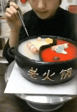 每日一笑 这位小哥哥，你是不是有点太突出了呀