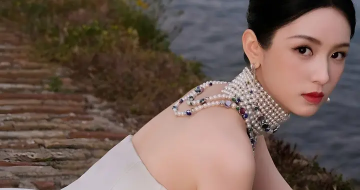 周也：最新高清美图14张