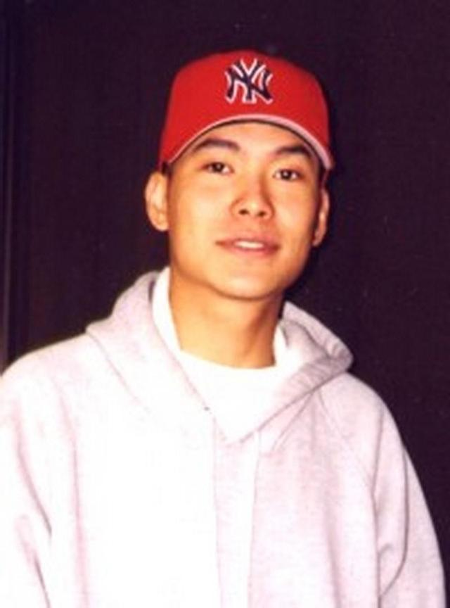 他14岁出国19岁入狱，23岁靠在妈妈怀里离世，一年后作品惊艳众人