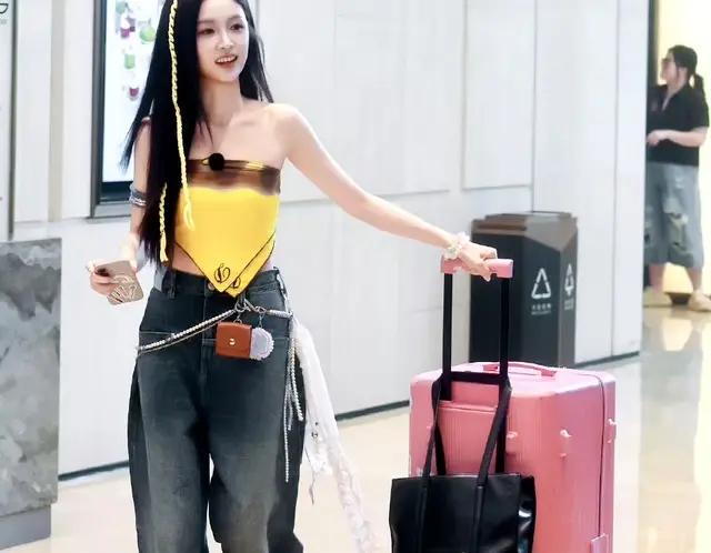 吴宣仪今日上班路透美照，牛仔简约穿搭真不错