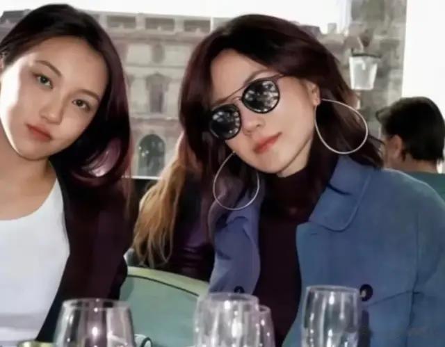 李嫣与王菲合拍，俩人歪头一模一样，都好漂亮！李嫣容貌不怪王菲