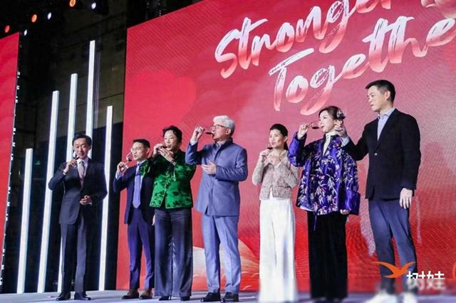 朱玲玲陪丈夫出席晚宴，继女罗宝瑜也在场，两人罕见同框