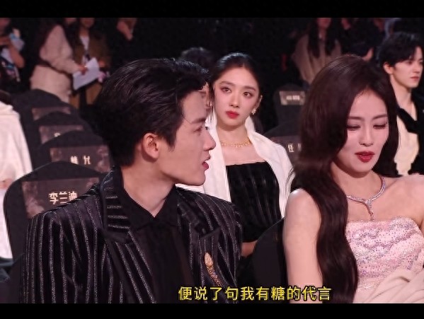 星光大赏名场面！檀健次分糖遭婉拒，赵露思糖串成全场焦点
