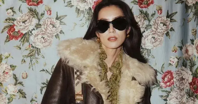 刘雯的超模气质真是出挑！穿皮毛外套+紧身裤+长筒靴，时髦又高级