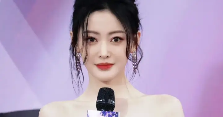 张天爱，粉紫色渐变连衣裙，柔美高贵，这颜值太精致了。