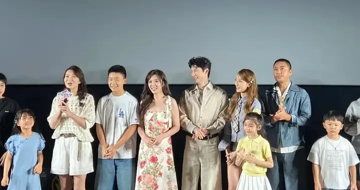 37岁王晓晨穿碎花裙娇俏出圈，现场怼脸双下巴抢镜，身材意外吸睛