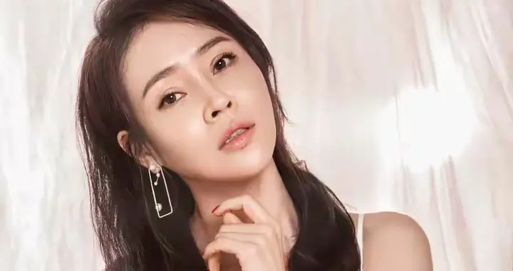 美女于明加：不随波逐流的人生掌舵者！