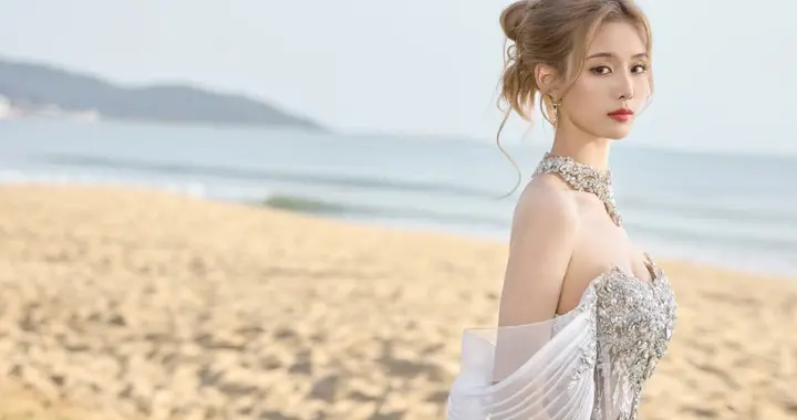 徐艺洋沙滩度假写真，抹胸裙穿搭温柔大方