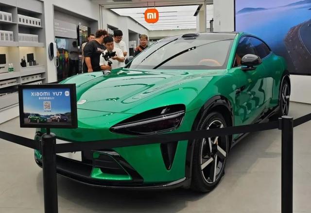 YU7领衔！小米最强新品阵容解析，满血小折叠和AI眼镜一起来！