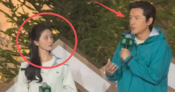 43岁胡歌与38岁刘诗诗罕见同框，一个含情脉脉，一个不敢直视对方