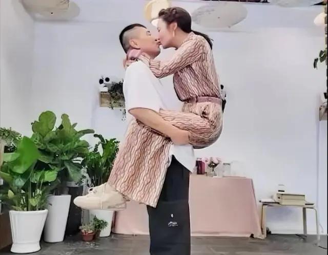 陈建斌蒋勤勤真的好恩爱呀，节目中各种亲亲抱抱举高高好甜蜜呀！