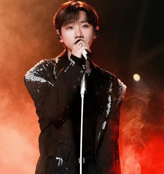 歌手官宣下期竞演歌单，评论区乱了，汪苏泷粉丝成众网友批评焦点