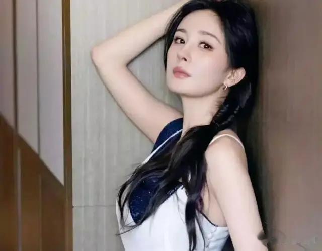 杨幂性感到腿软