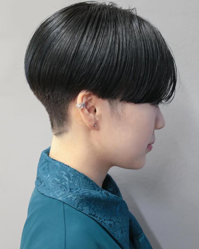 今日流行新风尚：后脖起发脚的女士短发