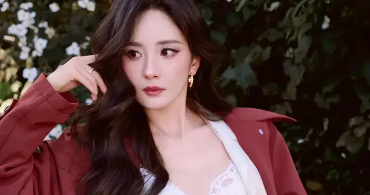 杨幂这组“酷欲写真”，把“美得不费力”焊在审美点上了