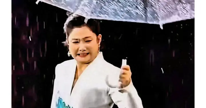 凤凰传奇雨中嗨唱！玲花一句吐槽笑翻全网