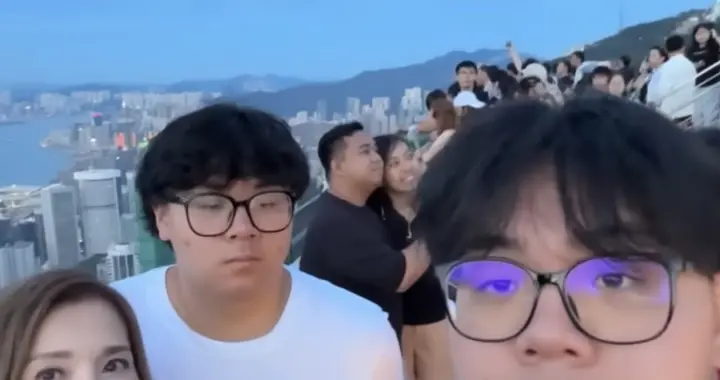 李婉华全家回香港探亲，15岁双胞胎儿子罕露脸，长相普通身材微胖