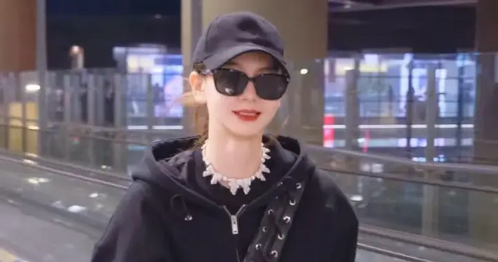 戚薇会穿是数一数二的！连帽卫衣蓬蓬裙修身裤，时髦洋气又减龄！