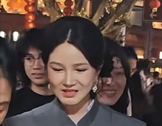 35岁陈小纭近照被批\老态\！面部僵硬苹果肌下垂，与之前判若两人