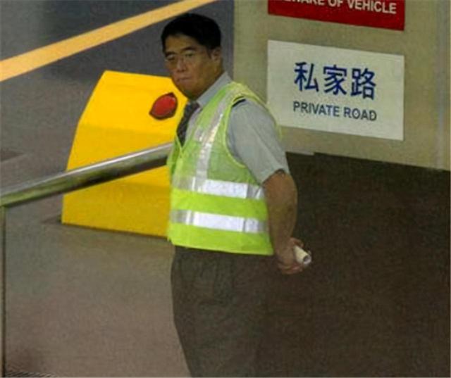 65岁香港男演员转行保安，月入15000：不跟人比，活得很好