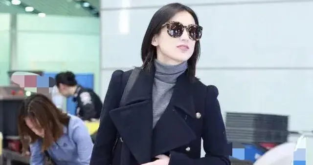 黄圣依的气质真是出挑！穿双排扣大衣内搭灰色高领衫，简约又高级