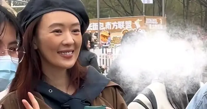 网友偶遇童瑶逛街，皮肤蜡黄颜值断崖式下滑，像个黄脸婆似的