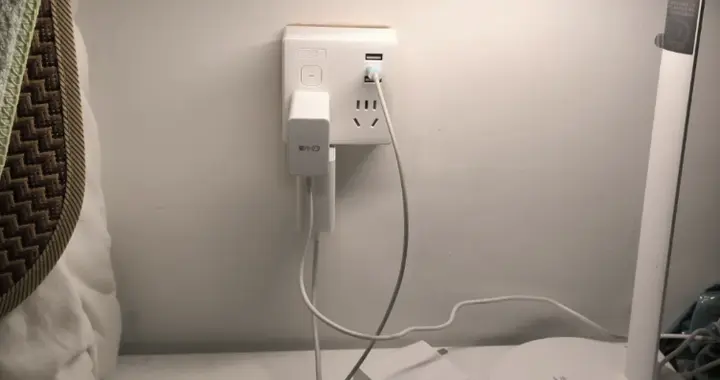 許多人的壞習(xí)慣！床頭那個(gè)常年插著的充電器，比你想的更危險(xiǎn)！