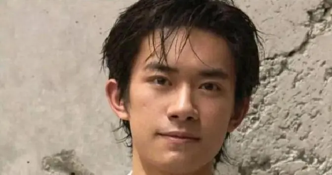 资源置换？易烊千玺粉丝暴怒，经纪人偏袒文淇黑幕曝光