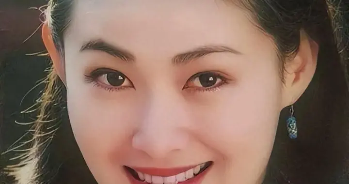 55岁的王思懿穿牛仔裤现身，没有美颜没修图，却让我看得鼻子一酸