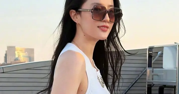 刘亦菲 阿布扎比代言人，海水映照的柔光，成了最相配的画卷。