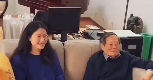 翁帆杨振宁家居照流出！相隔两沙发却藏不住眼底的蜜意，甜到犯规