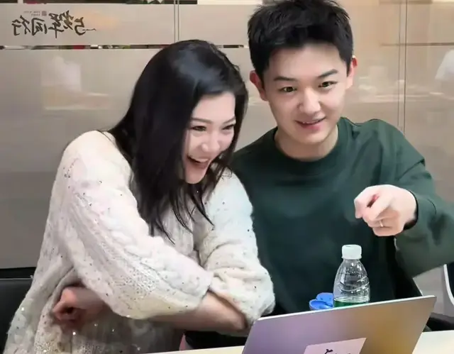 董宇辉周会实景曝光，三个细节透出与众不同，网友评论引热议