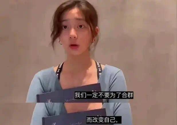 18岁黄多多度假照引争议，网友纷纷评论：这身材熟透”了！