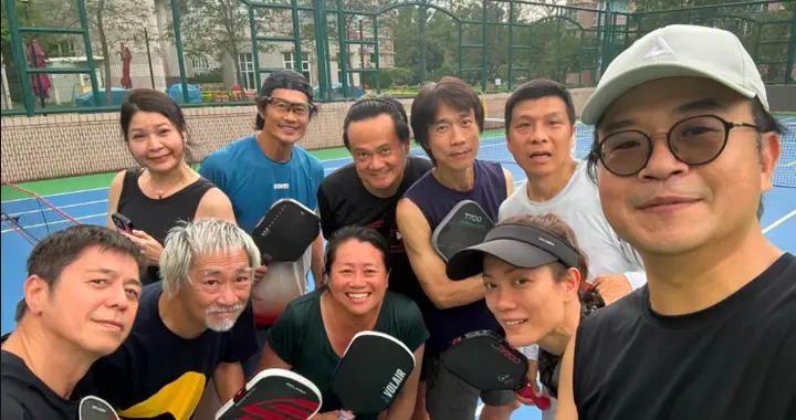 TVB前金牌监制满头白发现身球场，与昔日绯闻女友同框零尴尬