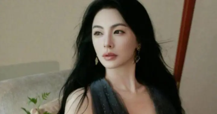 5位“老牛吃嫩草”的女星，个个有颜有钱，偏偏对小鲜肉爱不释手