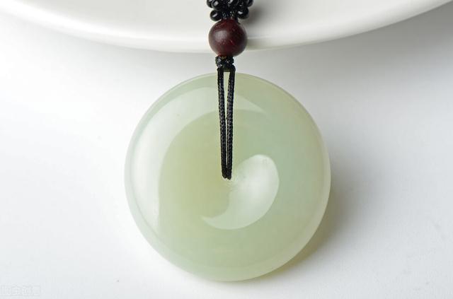 翡翠|翡翠中说糯化是什么意思？糯化种翡翠差吗？