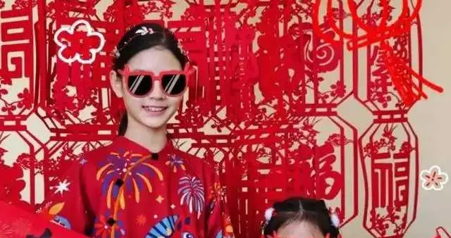 张梓琳晒春节动态，老公将女儿举起臂力超强，俩女儿大长腿超吸睛