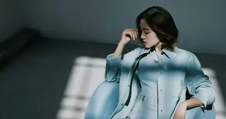 唐艺昕身材美腿都挺好看的