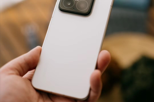 16GB+512GB跌至3688元，极窄直屏+徕卡三摄+龙晶玻璃，终于等到了