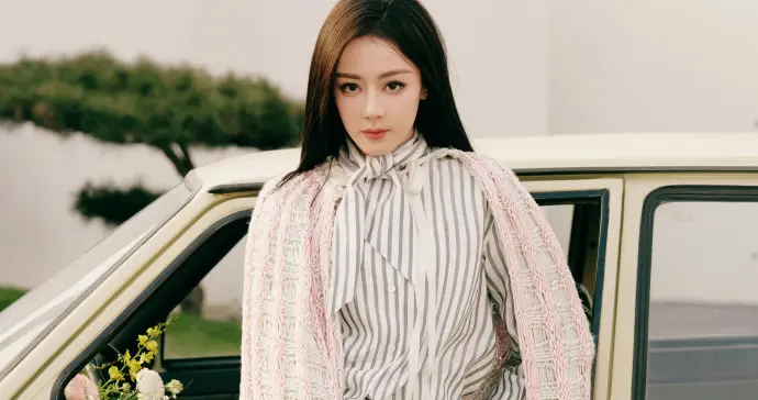 迪丽热巴的颜值还是“太权威”！粉色披风搭条纹衬衫，又美又娇！