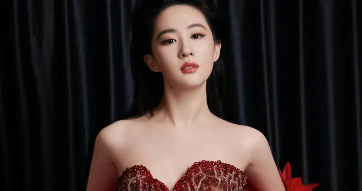 刘亦菲烈焰玫瑰大片，红衣落尽珠光正盛，璀璨画卷蜕变