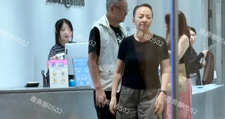 三里屯偶遇宋丹丹，老公儿子儿媳都在她戴耳机很飒比张维伊帅多了