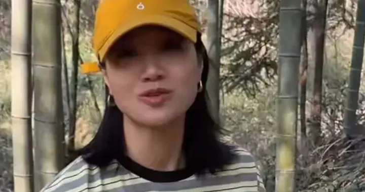 周一围夫妇带仨孩子上山挖笋，45岁朱丹身体真好，才3月穿短裤了