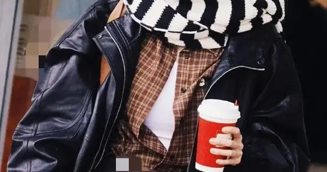 杨幂机场私服真会穿！黑色皮衣+格纹衬衫+咖色直筒裤，时髦又高级