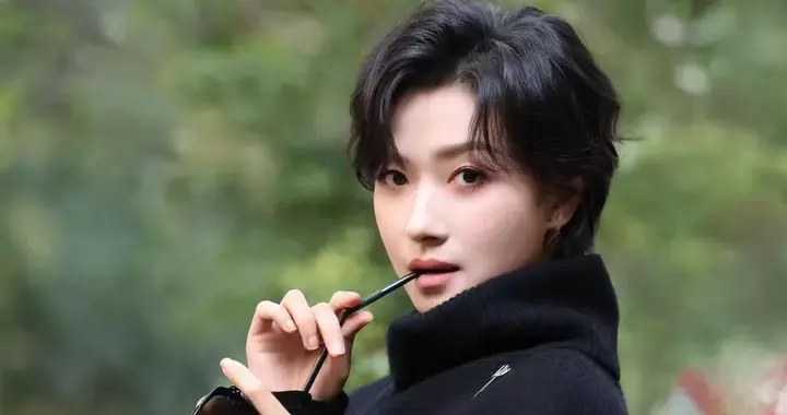 万茜烫了微卷短发大变样！穿黑色毛衣+牛仔裤+小白鞋，简约又时髦