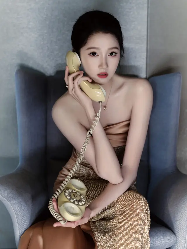 毛晓彤鎏金抹胸礼裙