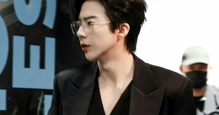 好帅！刘宇宁录制综艺节目，一身黑色西装戴着眼镜，真完全是霸总