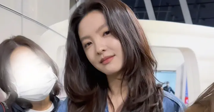 淡妆超美！章若楠现身机场，牛仔短裙配大波浪，大美女状态好好呀